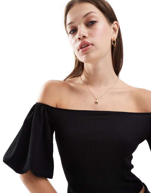 Top negro con escote Bardot y mangas abullonadas de tejido texturizado de ASOS DESIGN, 4 de 4