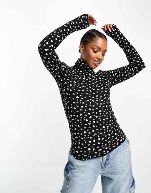 Top negro con estampado de florecitas y cuello alto de Pieces