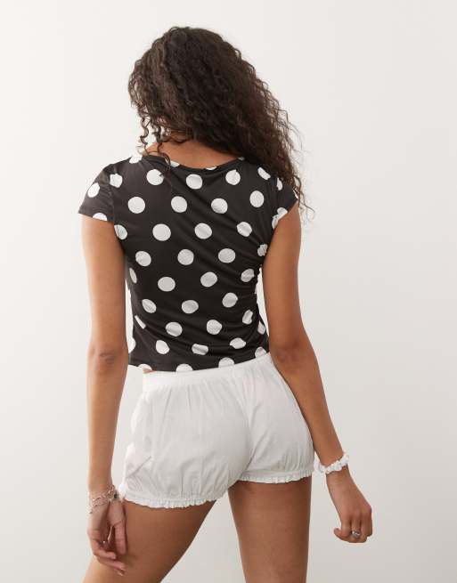Top negro con estampado de lunares blancos grandes, cuello barco y mangas de casquillo de COLLUSION, 3 de 4