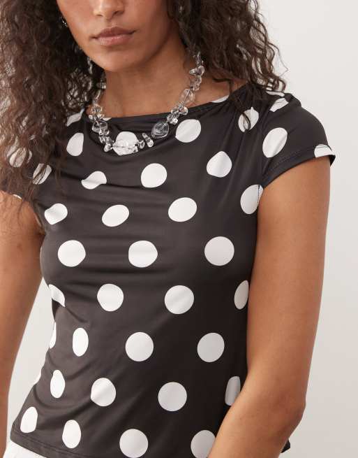 Top negro con estampado de lunares blancos grandes, cuello barco y mangas de casquillo de COLLUSION, 4 de 4