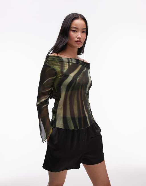 Top negro con estampado y escote Bardot de malla de Mango