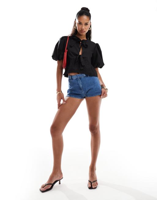 Top negro con lazada delantera y mangas abullonadas de Kaiia