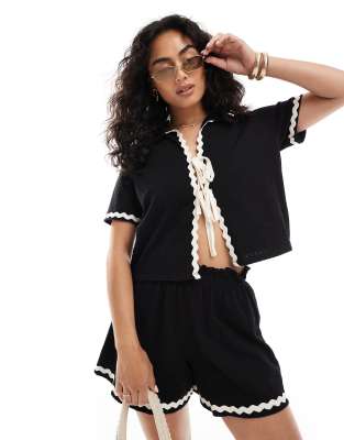Top negro con lazada delantera y ribetes en zigzag de Miss Selfridge
