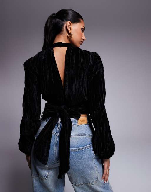 Top negro con lazada en la espalda y cuello alto de terciopelo de ASOS DESIGN, 2 de 4