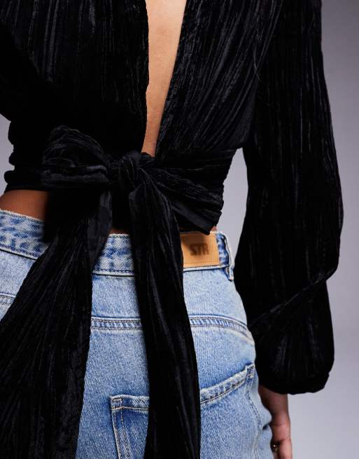 Top negro con lazada en la espalda y cuello alto de terciopelo de ASOS DESIGN, 4 de 4