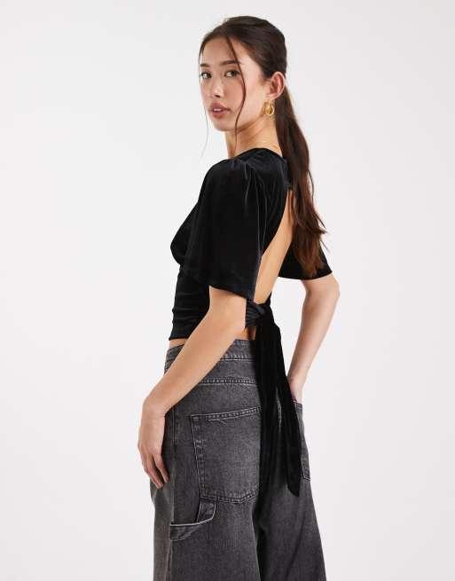 Top negro con mangas abullonadas y lazada en la espalda de terciopelo de ASOS DESIGN, 2 de 4