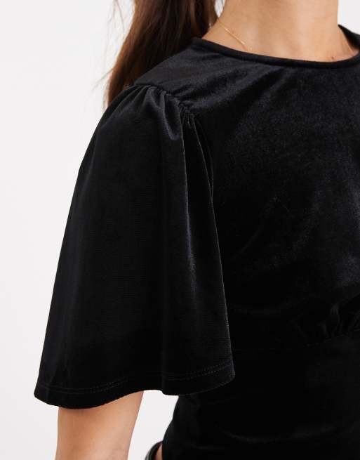 Top negro con mangas abullonadas y lazada en la espalda de terciopelo de ASOS DESIGN, 4 de 4