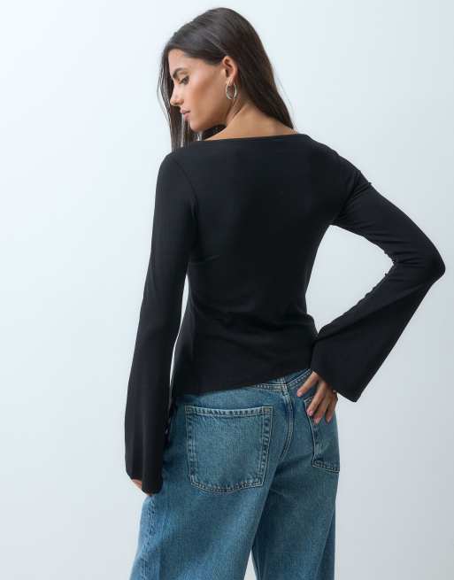 Top negro con mangas ángel y detalle de godets de ASOS DESIGN, 2 de 4