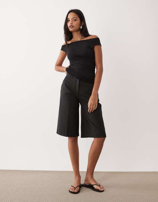 Top negro con mangas asimétricas y detalle de ribete de encaje de ASOS DESIGN, 2 de 4