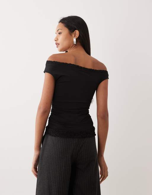 Top negro con mangas asimétricas y detalle de ribete de encaje de ASOS DESIGN, 3 de 4