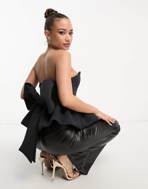 Top negro con sobrefalda y lazo en la espalda de tejido efecto neopreno de ASOS DESIGN