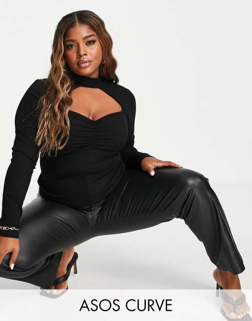 Top negro de canalé con abertura y diseño retorcido en la parte delantera de ASOS DESIGN Curve 