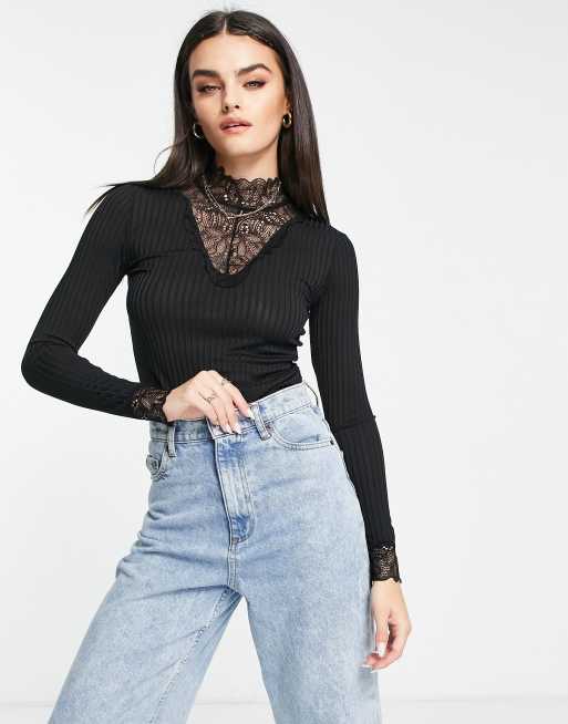 Top negro de canalé con cuello subido y detalle de encaje de Y.A.S