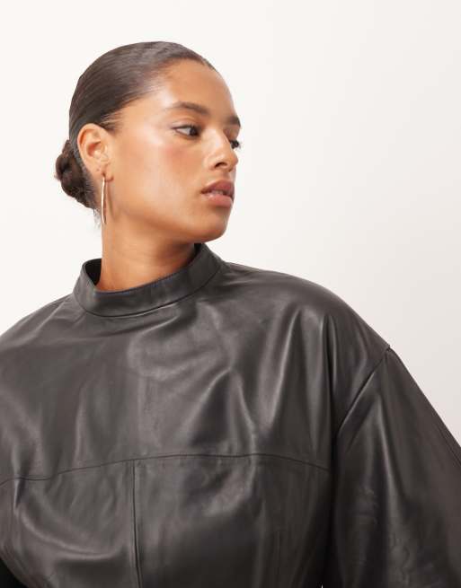 Top negro de cuello alto con cintura marcada de cuero suave de ARRANGE Curve, 4 de 4