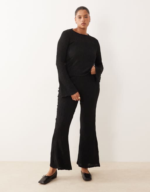 Top negro de manga larga acampanada de tejido texturizado de ASOS DESIGN Curve (parte de un conjunto), 2 de 4