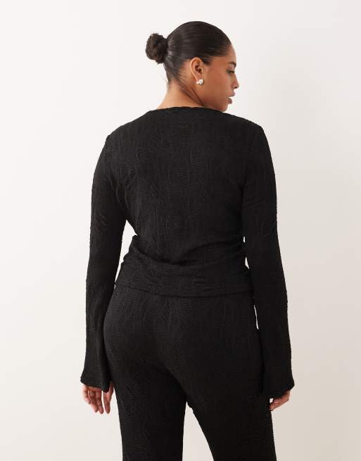 Top negro de manga larga acampanada de tejido texturizado de ASOS DESIGN Curve (parte de un conjunto), 3 de 4