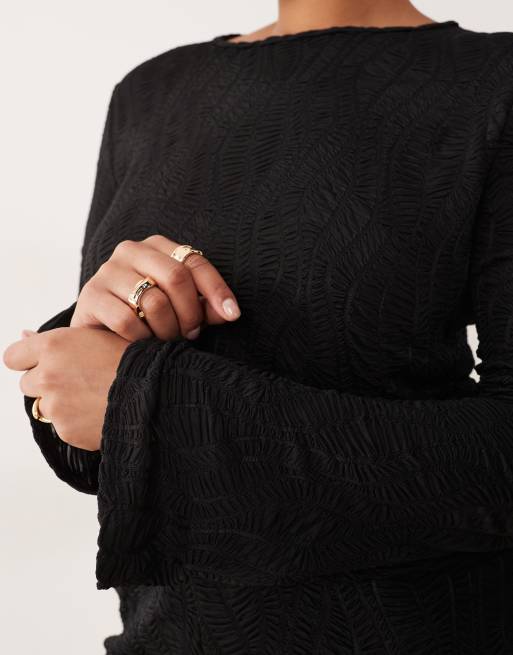 Top negro de manga larga acampanada de tejido texturizado de ASOS DESIGN Curve (parte de un conjunto), 4 de 4
