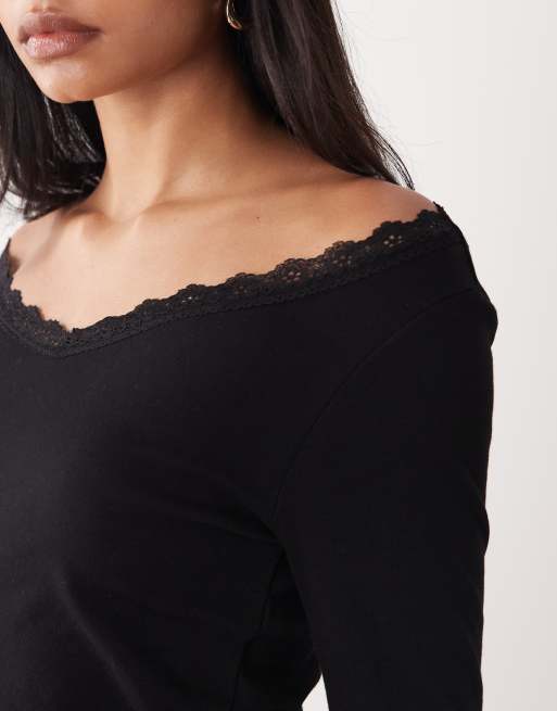 Top negro de manga larga con cuello de pico con ribete de encaje de Miss Selfridge , 4 de 4