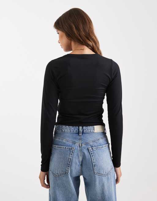 Top negro de manga larga con cuello redondo de Hollister, 4 de 4