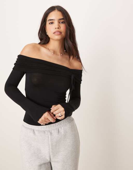 Top negro de manga larga con escote Bardot, detalle fruncido y mangas acampanadas de Gina Tricot