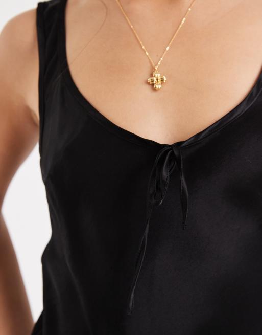 Top negro de tirantes con cuello ancho de satén de ASOS DESIGN, 2 de 4