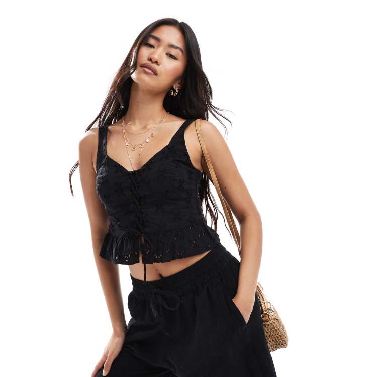 Top negro de tirantes con diseño bordado y cordones de New Look ASOS
