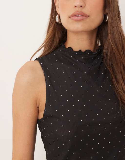 Top negro sin mangas con estampado de lunares y bajo ondulado de malla de ASOS DESIGN, 2 de 4