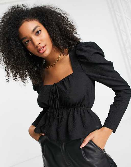 Top negro texturizado con mangas abullonadas y lazada en la parte delantera de Topshop , 2 de 4