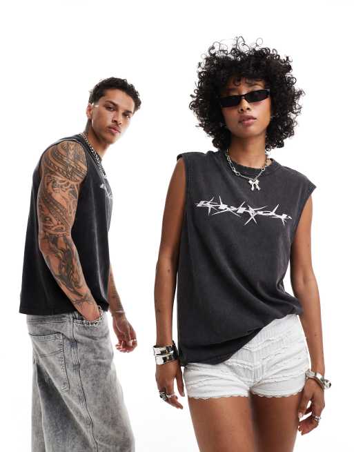 Top negro unisex sin mangas de corte cuadrado con estampado gráfico de texto de alambre de espino exclusivo en ASOS de Weekday