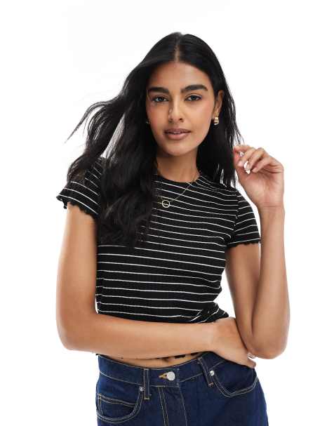 Top negro y blanco a rayas de manga corta con bordes ondulados de ONLY - view 1