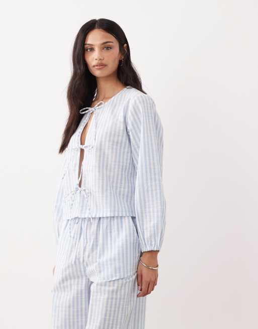 Conjunto playero azul y blanco a rayas con lazada delantera de Esmee, 2 de 3