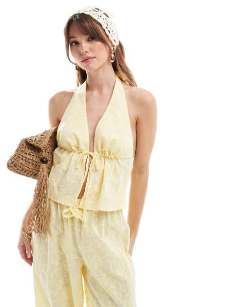 Top playero amarillo limón con cuello halter, lazada delantera y diseño bordado exclusivo de The Frolic (parte de un conjunto) - view 1