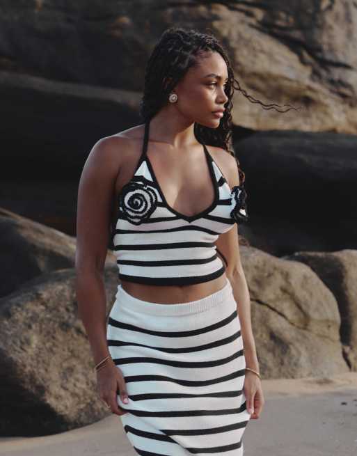 Top playero blanco a rayas negras con cuello halter y detalle de rosas de punto Rico de 4th & Reckless x Loz Vassallo (parte de un conjunto)