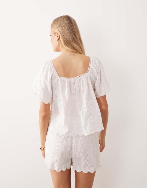 Top playero blanco con lazada delantera y detalles de encaje de Iisla & Bird, 4 de 4
