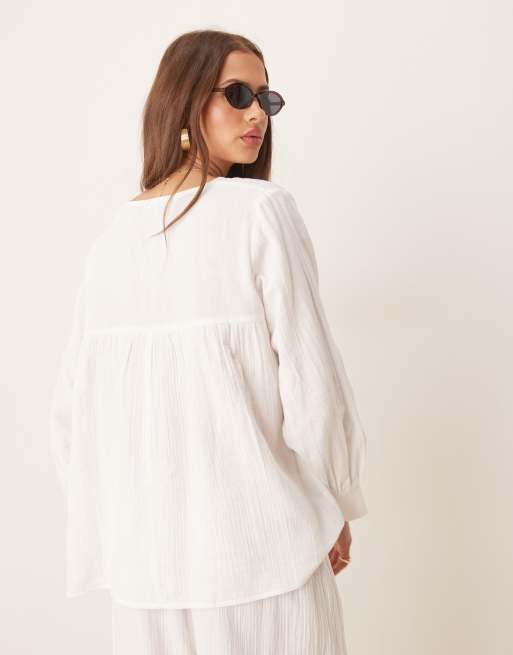 Top playero blanco de manga larga y corte holgado con lazada delantera exclusivo de Esmée, 2 de 4