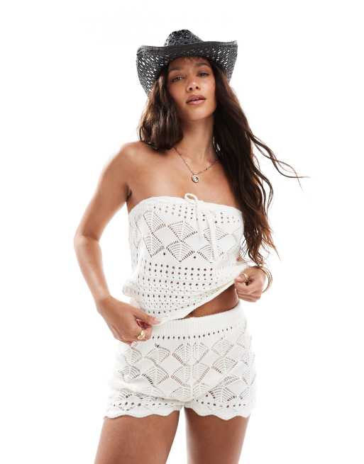Top playero color crema con escote palabra de honor de punto de croché de Miss Selfridge (parte de un conjunto)
