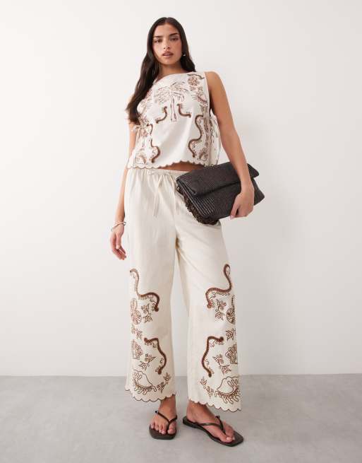 Top playero color piedra sin mangas con lazadas laterales y bordado tropical Angie Palm de ASOS DESIGN