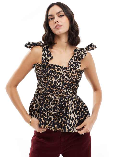 Top playero con estampado de leopardo, cuerpo fruncido y lazadas en los hombros exclusivo de Esmée (parte de un conjunto)