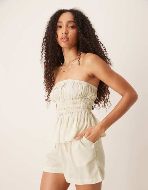 Top playero fruncido con escote palabra de honor de mezcla de lino