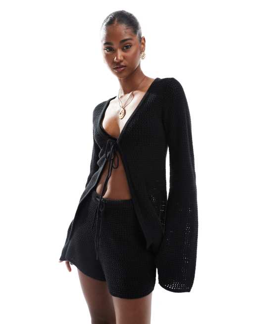 Top playero negro con mangas acampanadas y lazada delantera de croché de 4th & Reckless (parte de un conjunto)