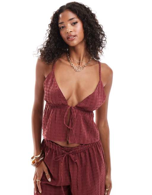 Top playero rojo cereza con lazada delantera de tejido texturizado exclusivo de Esmée (parte de un conjunto)