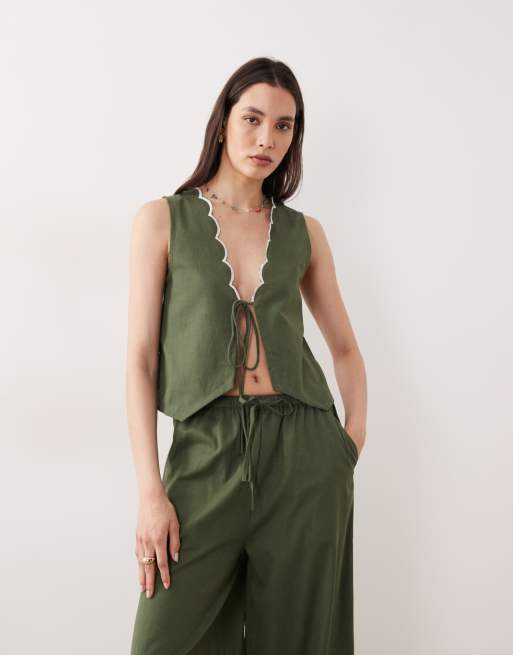 Conjunto playero verde oliva con lazada delantera y ribete festoneado color crema de Esmee, 3 de 3