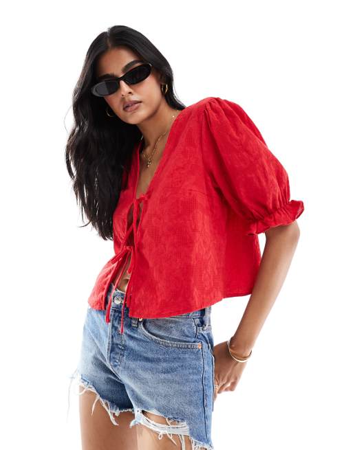 Top rojo amapola con detalles en las mangas y lazadas delanteras de PIECES