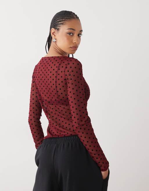 Top rojo cereza con cuello alto y estampado de lunares de tejido transparente de COLLUSION, 2 de 4