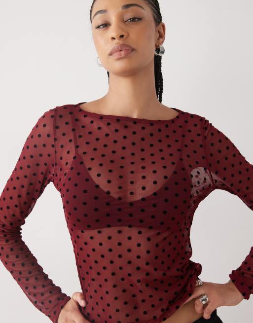 Top rojo cereza con cuello alto y estampado de lunares de tejido transparente de COLLUSION, 3 de 4