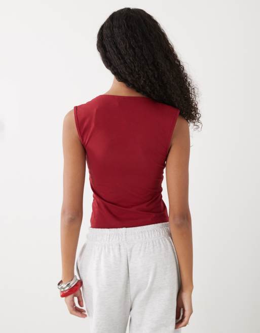 Top rojo cereza con cuello de pico escotado de Weekday, 4 de 4