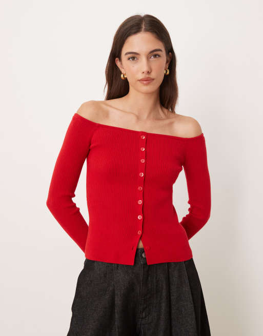 Top rojo con escote Bardot y botones de Abercrombie & Fitch
