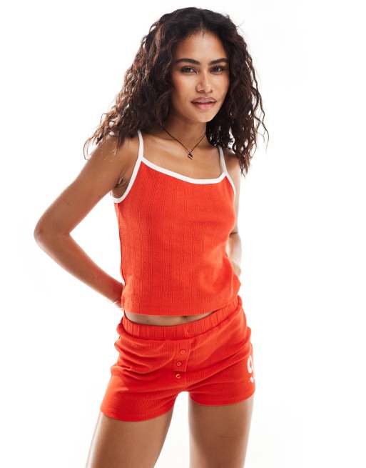 Top rojo de tirantes con estampado deportivo de pointelle de COLLUSION (parte de un conjunto)