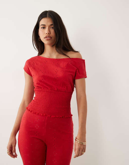 ASOS DESIGN - Conjunto rojo de pantalones capri y top fruncido con escote Bardot y diseño bordado, 2 de 3