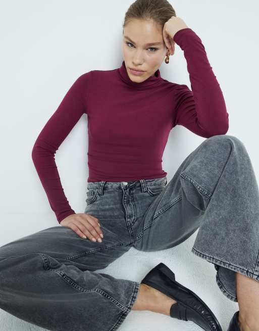 Top rojo oscuro de manga larga con cuello vuelto de River Island, 2 de 3